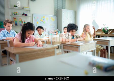 Die Schüler lernen und lernen in einem Klassenzimmer, in dem die Jugendlichen sitzen und aufmerksam zuhören. Stockfoto