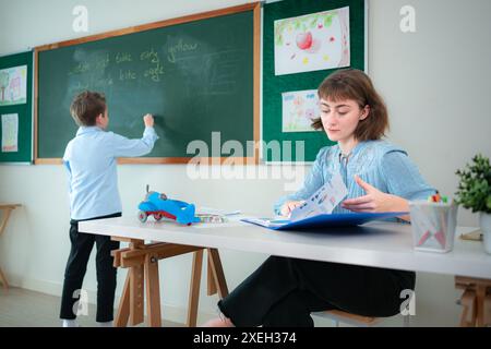 Kinder mit Präsentationsaktivitäten im Klassenzimmer vor dem Klassenzimmer Stockfoto