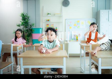 Die Schüler lernen und lernen in einem Klassenzimmer, in dem die Jugendlichen sitzen und aufmerksam zuhören. Stockfoto