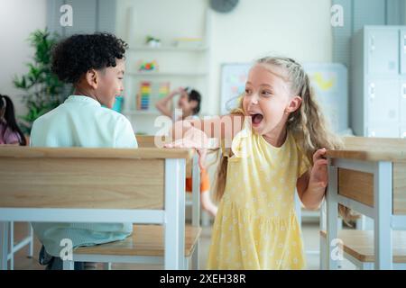 Die Schüler lernen und lernen in einem Klassenzimmer, in dem die Jugendlichen sitzen und aufmerksam zuhören. Stockfoto