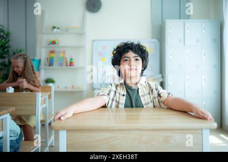 Die Schüler lernen und lernen in einem Klassenzimmer, in dem die Jugendlichen sitzen und aufmerksam zuhören. Stockfoto