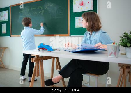 Kinder mit Präsentationsaktivitäten im Klassenzimmer vor dem Klassenzimmer Stockfoto