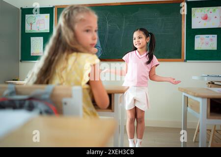 Kinder mit Präsentationsaktivitäten im Klassenzimmer vor dem Klassenzimmer Stockfoto