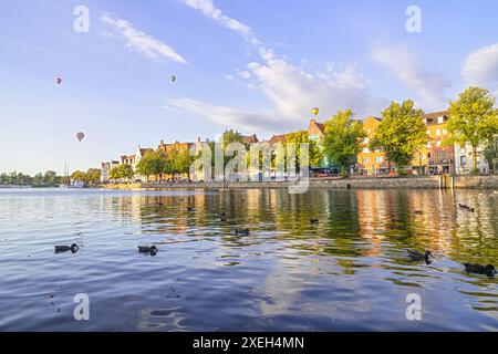 Die Altstadt von Lübeck, Deutschland mit Enten im Fluss Stockfoto