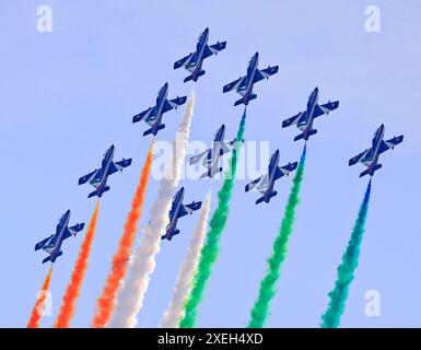 Die Frecce Tricolori, Italiens gefeiertes Kunstflugteam, das auf dem blauen Himmel fliegt, Bagotville Air Show 2024 Stockfoto