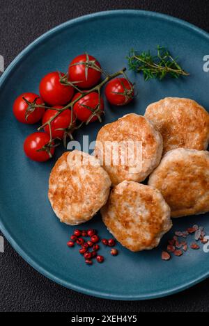 Frittierte Fleischbällchen aus Hackfleisch vom Rind, Schwein oder Huhn mit Salz, Gewürzen und Kräutern Stockfoto