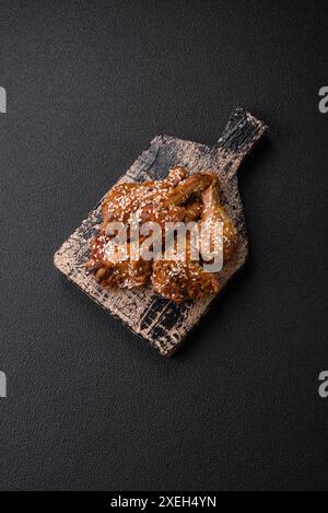 Köstliche gegrillte Hähnchenflügel mit Salz, Gewürzen und Teriyaki-Sauce Stockfoto