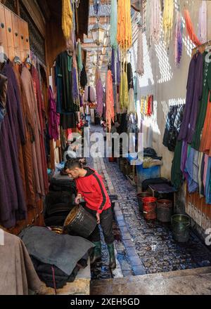 Mann entleert Eimer mit Farbstoff im Färberviertel des Marktes in der Medina von Fès Stockfoto