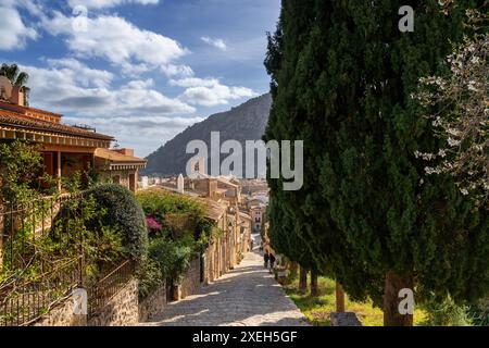 Blick auf die berühmte Calvari Treppe und die historische Bergstadt Pollenca im Norden Mallorcas Stockfoto