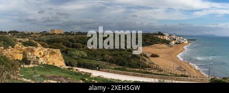 Panoramablick mit den Tempeln von Selinunte und dem Strand und Dorf Marinello di Selinunte in Sizilien Stockfoto