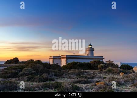 Blick auf den Leuchtturm Cap Blanc im Süden Mallorcas bei Sonnenaufgang Stockfoto