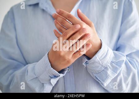 Hands in a blue shirt smear cream. Stockfoto