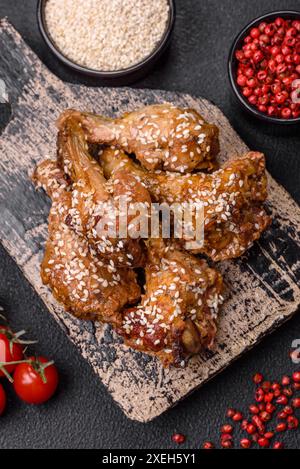 Köstliche gegrillte Hähnchenflügel mit Salz, Gewürzen und Teriyaki-Sauce Stockfoto