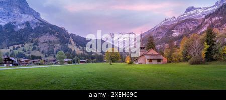 Kandersteg Kirche, Sonnenuntergangsberge, Schweiz Stockfoto