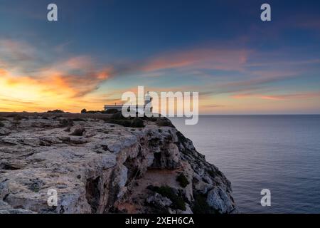 Blick auf den Leuchtturm Cap Blanc im Süden Mallorcas bei Sonnenaufgang Stockfoto