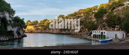 Blick auf das Bootshaus und die Bucht an der malerischen Cala Pi im Süden Mallorcas Stockfoto