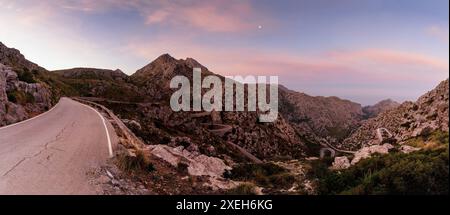 Sonnenaufgang in den Tramuntana Bergen von Mallorca mit Blick auf die Wahrzeichen Schlangenstraße, die hinunter nach Sa Calobra führt Stockfoto