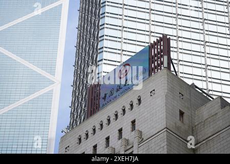 Hongkong, China. Juni 2024. Firmenlogo-Schild einer chinesischen Bank, Bank of China, die sich mehrheitlich im Besitz einer chinesischen Geschäftsbank befindet, vor dem Dach des Gebäudes in Hongkong. Quelle: SOPA Images Limited/Alamy Live News Stockfoto