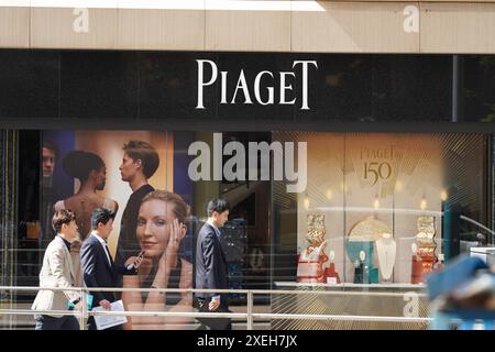 Hongkong, China. Juni 2024. Fußgänger gehen vorbei an dem Schweizer Luxusuhrmacher und Juwelier Piaget Logo und Geschäft in Hongkong. Quelle: SOPA Images Limited/Alamy Live News Stockfoto