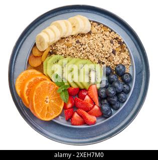 Müsli mit Erdbeeren, Kiwi, Banane und Heidelbeeren in einem runden Teller Stockfoto