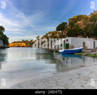 Blick auf das Bootshaus und die Bucht an der malerischen Cala Pi im Süden Mallorcas Stockfoto