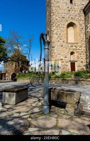 Brunnen mit Pumpe vor der Michaeliskirche in Bautzen, Oberlausitz Stockfoto