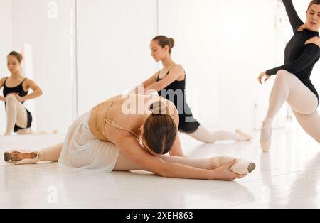 Ballett, Stretching und Gruppe von Schülern, die mit einem Lehrer oder Lehrer in der Klasse oder Kunstschule trainieren und lernen. Menschen, Sport oder Tänzer tanzen Stockfoto