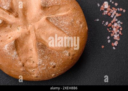 Köstliches knuspriges, aromatisches, frisches, braunes, rundes Brot mit Samen und Körnern Stockfoto