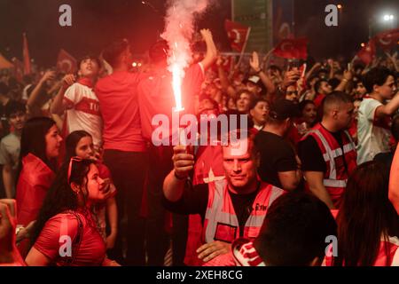 Ordner entfernt Pyrotechnik aus der Menge GER, UEFA EURO 2024, Tschechien vs. Tuerkei, Public Viewing, Fanzone Hamburg, 26.06.2024 GER, Tschechische Republik vs. Türkei Foto: Eibner-Pressefoto/Max Vincen Stockfoto