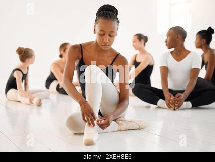 Schuhe, Krawatte und Mädchen in Ballettunterricht zum Training und Lernen mit Lehrer oder Ausbilder in Gruppen- oder Kunstschulen. Konzert, Student oder Ballerina in Stockfoto