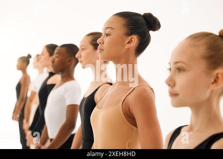 Mädchen, bereit und Schüler in Ballettausbildung und Lernen mit Lehrer oder Ausbilder in Klasse oder Kunstschule. Gruppe, Teamwork oder Tänzer tanzen in Stockfoto