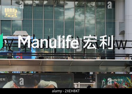 Hongkong, China. Juni 2024. Ein Manulife-Logo, das vor dem Gebäude in Hongkong zu sehen ist. (Foto: Serene Lee/SOPA Images/SIPA USA) Credit: SIPA USA/Alamy Live News Stockfoto