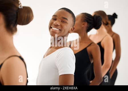 Porträt-, Happy man- oder Ballettschüler, die mit Gruppen oder Personen in der Klasse oder Kunstschule trainieren oder lernen. Wellness, Lächeln oder Tänzerinnen tanzen Stockfoto