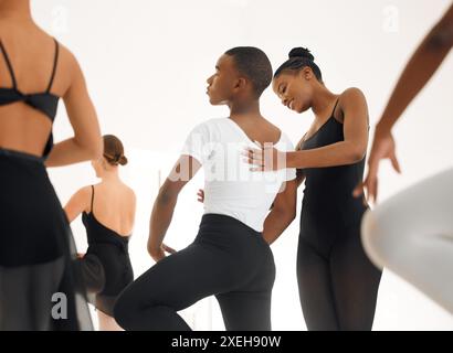 Ballett, Lehrer und Helfer für Training, Unterricht oder Lernen mit Lehrer in der Klasse oder Kunstschule. Leute, Tänzer oder Ballerina tanzen in Stockfoto
