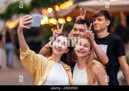 Vier süße Teenager machen ein Selfie. Lustige Freunde machen ein Foto von dir selbst. Stockfoto