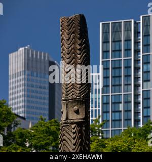 Kunstwerk geschnitztes Holz aus Papua-Neuguinea am Weltkulturen Museum vor Hochhaeusern, Frankfurt am Main, Hesseen, Deutschland, Europa Stockfoto