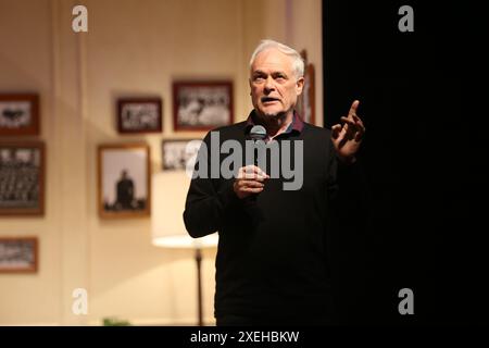 Sydney, Australien. Juni 2024. Neil Simons klassische Komödie The Odd Pärchen feiert am 30. Juni im Theatre Royal Sydney ihre Eröffnungsnacht. Die Medien erhielten einen ersten Blick auf eine der Acts aus der Show. Die Hauptrollen der Oscar und Felix in The Odd Pärchen sind Shane Jacobson und Todd McKenney, das archetypische Odd Pärchen, so verschieden wie Kreide und Käse, aber beste Freunde und ständige Kollaborateure. Lucy Durack und Penny McNamee spielen Cecily Pigeon und Gwendolyn Pigeon, das kichernde Paar englischer Schwestern, die oben von Oscar leben. Richard Milnes/Alamy Live News Stockfoto