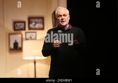 Sydney, Australien. Juni 2024. Neil Simons klassische Komödie The Odd Pärchen feiert am 30. Juni im Theatre Royal Sydney ihre Eröffnungsnacht. Die Medien erhielten einen ersten Blick auf eine der Acts aus der Show. Die Hauptrollen der Oscar und Felix in The Odd Pärchen sind Shane Jacobson und Todd McKenney, das archetypische Odd Pärchen, so verschieden wie Kreide und Käse, aber beste Freunde und ständige Kollaborateure. Lucy Durack und Penny McNamee spielen Cecily Pigeon und Gwendolyn Pigeon, das kichernde Paar englischer Schwestern, die oben von Oscar leben. Richard Milnes/Alamy Live News Stockfoto