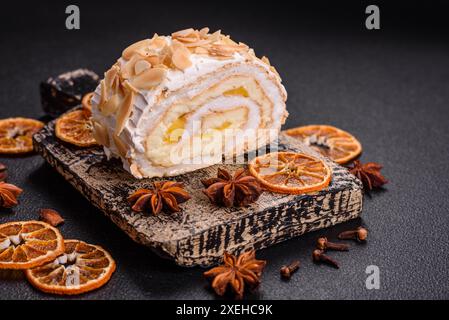 Ein Stück köstliches süßes Meringue-Brötchen mit Mascarponenkäse Stockfoto