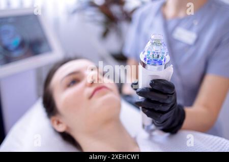 Hubvorgang für Mikroneedle RF. Hardware-Kosmetik. Stockfoto