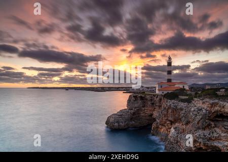 Blick auf den Leuchtturm von Portocolom im Osten Mallorcas bei Sonnenuntergang Stockfoto