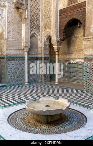 Brunnen und Innenhof in der Parfümeurschule Al-Attarine Madrasa in der Innenstadt von Fès Stockfoto