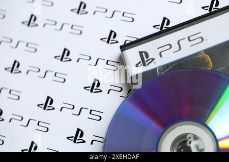 KIEW, UKRAINE – 26. JUNI 2024 Sony PlayStation 5-Konsolen-Logo auf der Abdeckung der Disc-Box aus Kunststoff Stockfoto