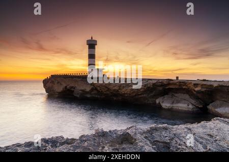 Blick auf den Leuchtturm in Colonia Sant Jordi auf Mallorca bei Sonnenuntergang Stockfoto