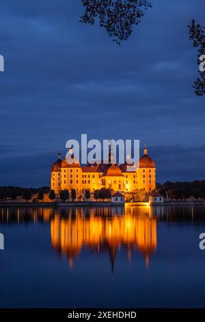 Schloss Moritzburg das Jagdschloss am Abend mitten im See, Dresden, Sachsen, Germa Stockfoto