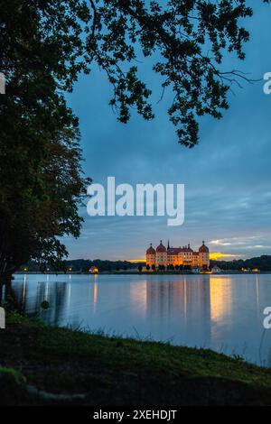 Schloss Moritzburg das Jagdschloss am Abend mitten im See, Dresden, Sachsen, Germa Stockfoto