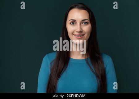 Lächelnde Frau in blauem Hemd Stockfoto