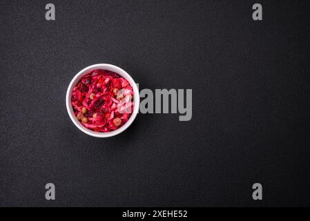 Köstlicher saftiger Vinigret-Salat aus gekochtem Gemüse, Kartoffeln, Rüben, Topf, Kohl und Karotten Stockfoto