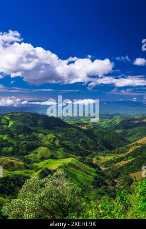 Ranchland in der Nähe von Monteverde über der Nicoya-Halbinsel, Provinz Guanacaste, Costa Rica Stockfoto