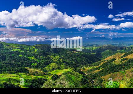 Ranchland in der Nähe von Monteverde über der Nicoya-Halbinsel, Provinz Guanacaste, Costa Rica Stockfoto